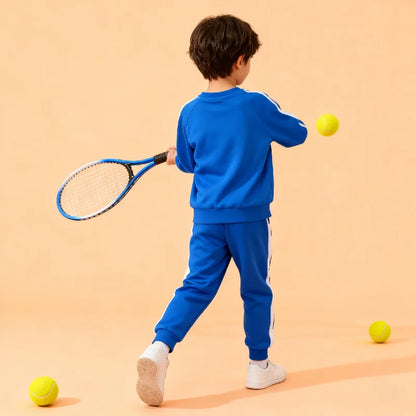 Enfant jouant avec la raquette junior